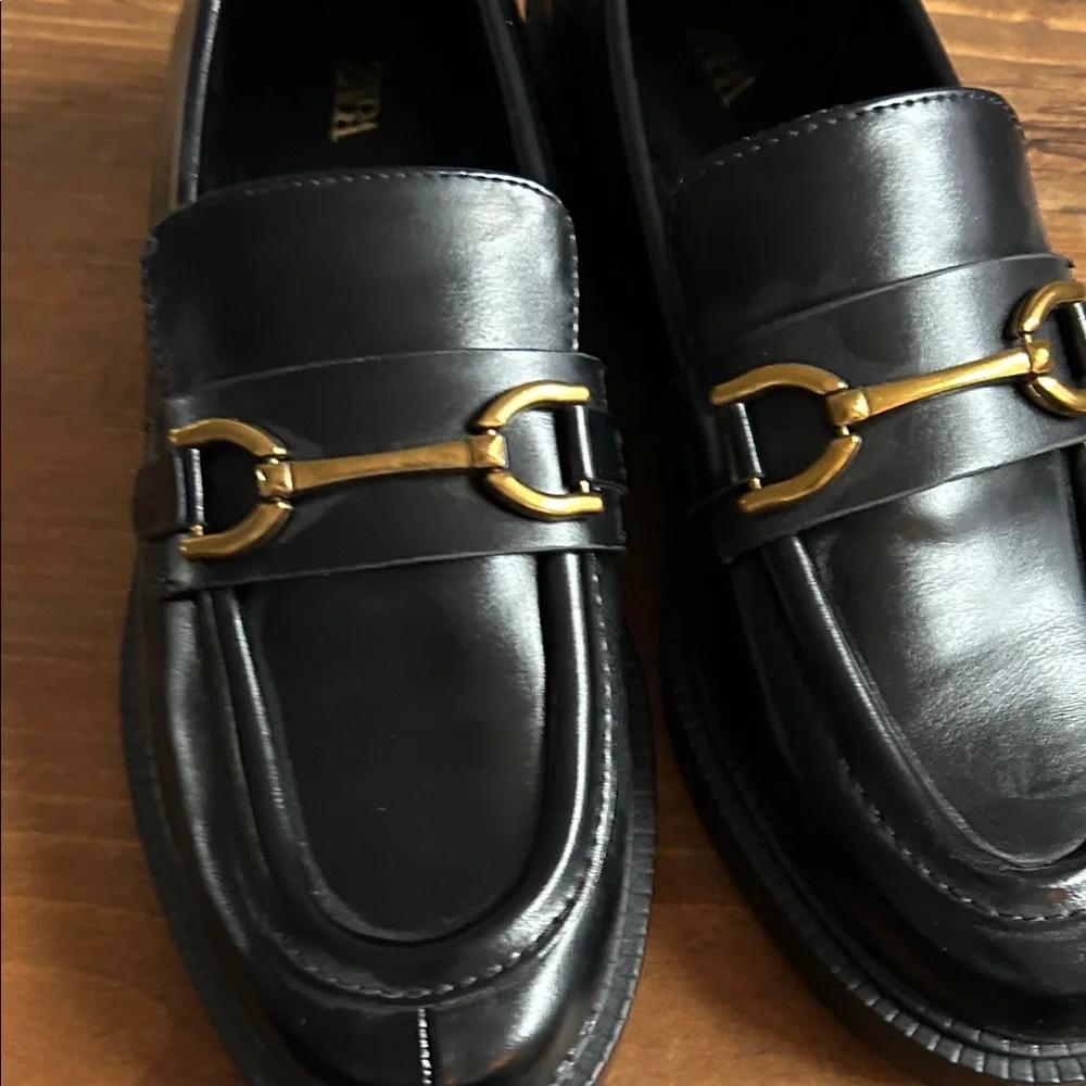 Zara Women's Black Flats with Gold Detailing - Picture 5 of 5